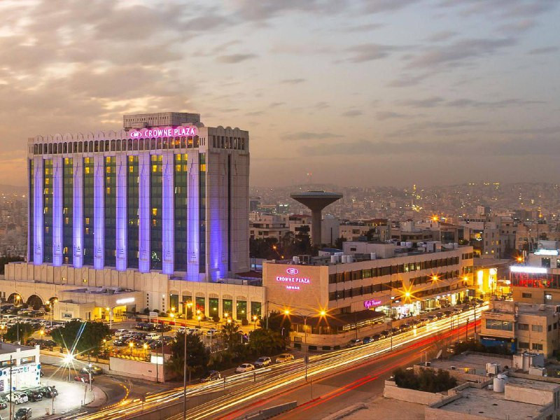 السفارة الأميركية في البحرين: نقل الموظفين الأميركيين من فندق كراون بلازا بعد استهدافه....