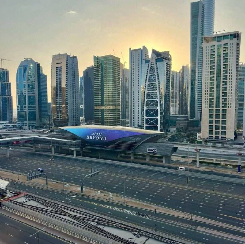 صورة لدبي الخالية من السكان، إثر استمرار هجمات إيران، لذا يفضل الناس البقاء في المنزل....