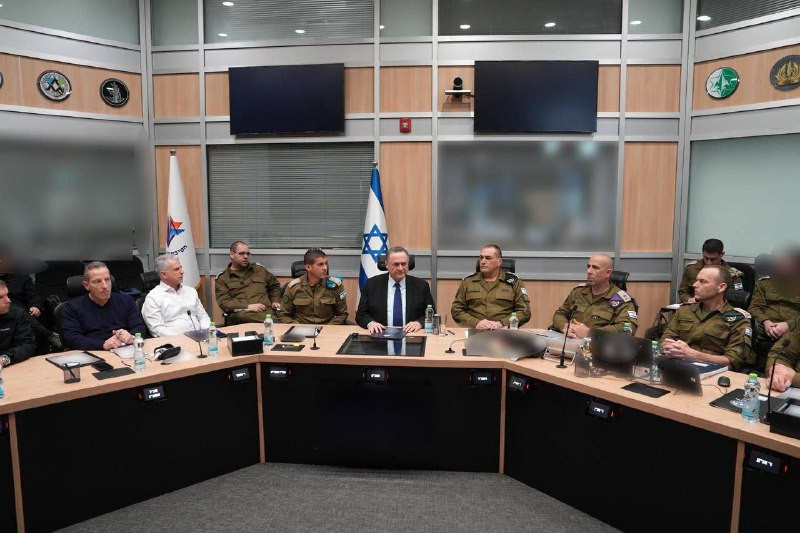 صورة لوزير الدفاع ورؤساء جهاز الأمن الإسرائيلي في مركز القيادة تحت الأرض في تل أبيب....