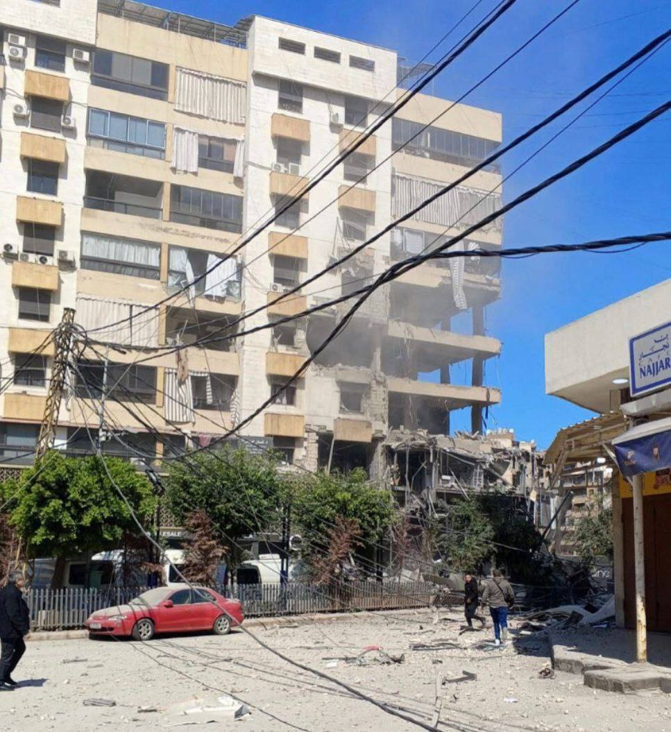 المبنى الذي استهدفه الاحتلال في محيط ملعب الراية بالضاحية الجنوبية من العاصمة بيروت....