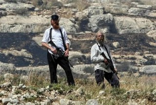 مستوطنون يعتدون على طفل ويجبرون رعاة الماشية على ترك المراعي القريبة من خيامهم في خربة يرزا، شرق طوباس...