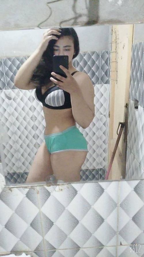 اللبوم اندر ايدج مصرية قمر جسمها اوزي تعرض جسمها في الحمام 3 576x1024