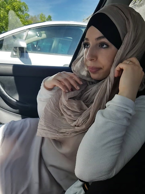 البوم محجبه شرموطه قمر تعرض تفاصيل جسمها لحبيبها و تمص زبه 23