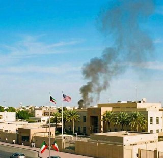 صورة توثق استهداف مبنى السفارة الأميركية في الكويت....