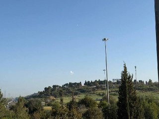 سقوط شظايا في عدة أماكن بتل أبيب...