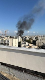 مصادر عبرية: إصابة مبنى في "تل أبيب" وسط إسرائيل، وطواقم الإنقاذ والإسعاف تهرع لفحص المكان....