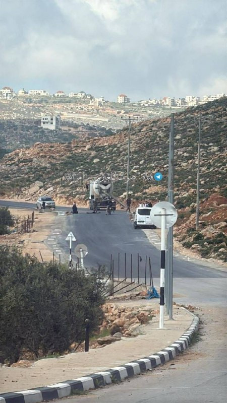 احتجاز رئيس مجلس قروي المغير أمين أبو عليا والتنكيل به برفقة عمال صيانة الشوارع على المدخل الغربي للمغير شمال شرق رام الله...