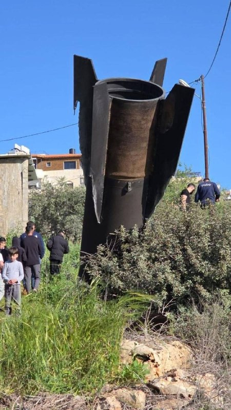 مرسل قناة كان العبرية: صاروخ "خيبر شكن" الإيراني سقط قرب مفترق مستوطنة جيتاي أفيسار في منطقة الضفة المحتلة....