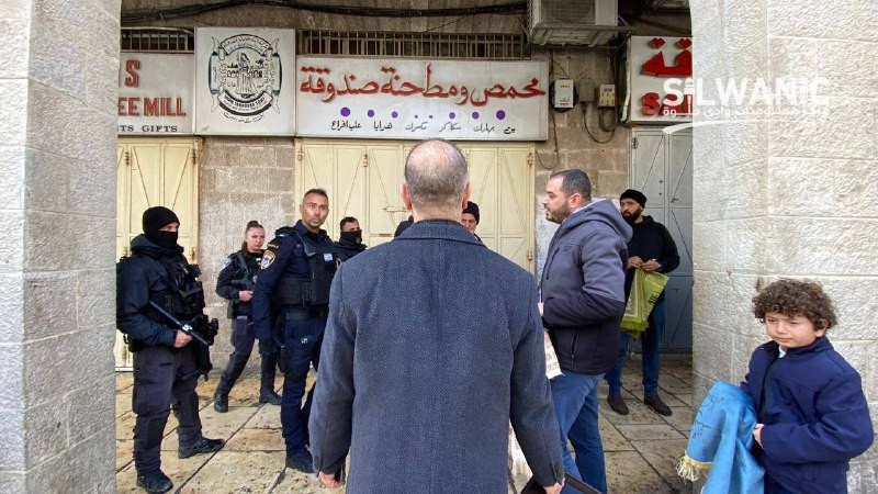 في ظل استمرار إغلاقه.. قوات الاحتلال تمنع المصلين من أداء صلاة الجمعة في شارع صلاح الدين بالقدس عقب منعهم من الوصول إلى المسجد الأقصى...