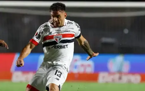 Lateral do São Paulo se torna destaque defensivo no Brasileirão