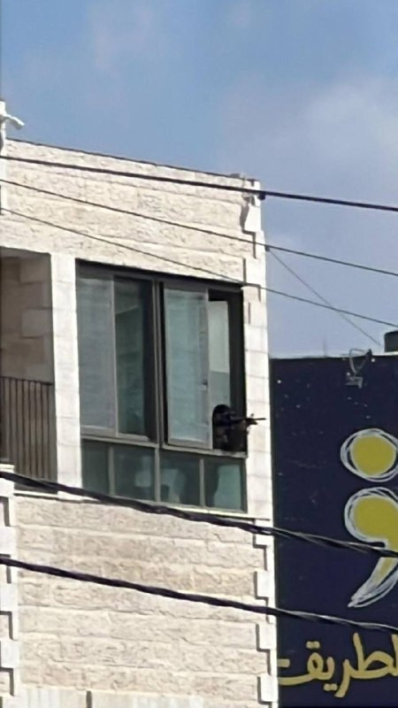 قوات الاحتلال تنشر قناصتها في مخيم قلنديا بالقدس عقب اقتحامه بقوات كبيرة...