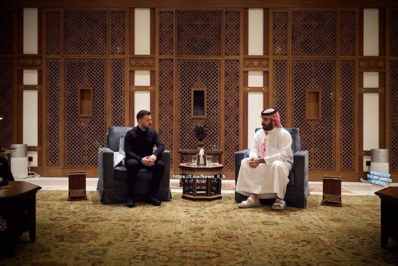 أعلن الرئيس الأوكراني زيلينسكي، الذي يزور المملكة العربية السعودية حالياً، عن توقيع اتفاقية تعاون عسكري بين وزارتي الدفاع الأوكرانية والسعودية. ووفقاً...