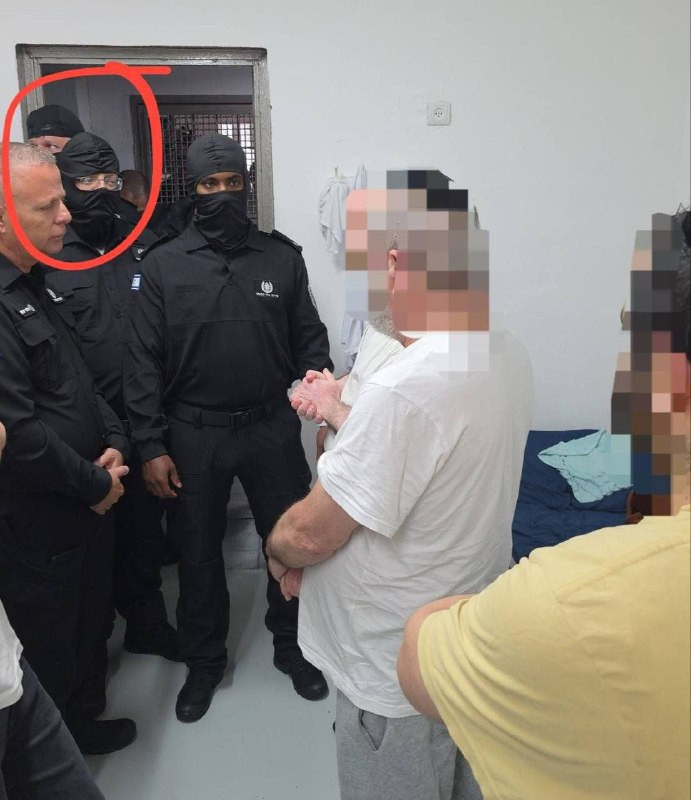 وزير الأمن القومي في حكومة الاحتلال، إيتمار بن غفير، يتنكر بزي "سجان"، ويقتحم أحد أقسام الأسرى في سجون الاحتلال ليراقب ويتأكد من إجراءات القمع بحق الأ...