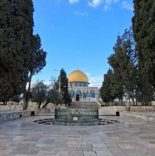 صورة | بذريعة الوضع الأمني.. الاحتلال يواصل إغلاق المسجد الأقصى وحرمان الفلسطينيين من الصلاة فيه لليوم العاشر على التوالي فيما يسمح بمظاهر الحياة والت...