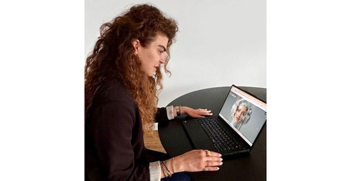 רונה לרנר מנהלת פיתוח ארגוני ולמידה בקלטורה בשיחה עם האווטרית.jpg