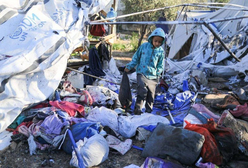 آثار القصف الذي استهدف مخيم النصيرات وسط قطاع غزة، ما أدى إلى ارتقاء سيدتين، من بينهما صحفية، بالإضافة إلى ارتقاء طفلة....