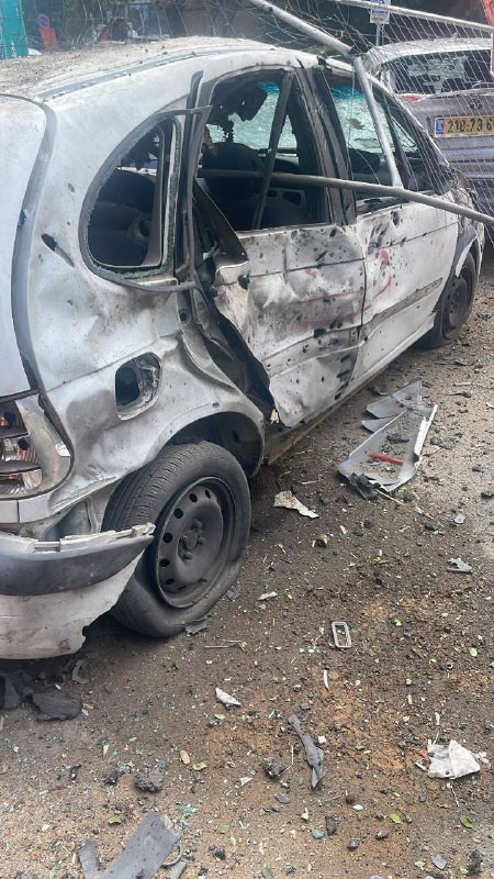 القناة 12 الإسرائيلية: الصاروخ الأخير حمل 24 قنبلة صغيرة يتراوح وزن الواحدة منها بين 2–5 كغم وتناثرت على منطقة واسعة؛ صور من موقع سقوط أحد الصواريخ في...