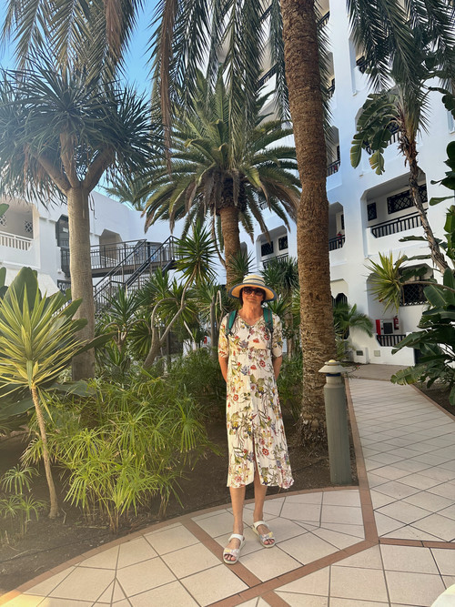 Gabriele Kleid im Corallium Beach Hotel.jpg