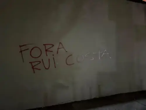 PIXAÇÕES: Após derrota no Morumbi, Torcida do São Paulo exige mudanças na Diretoria com protesto