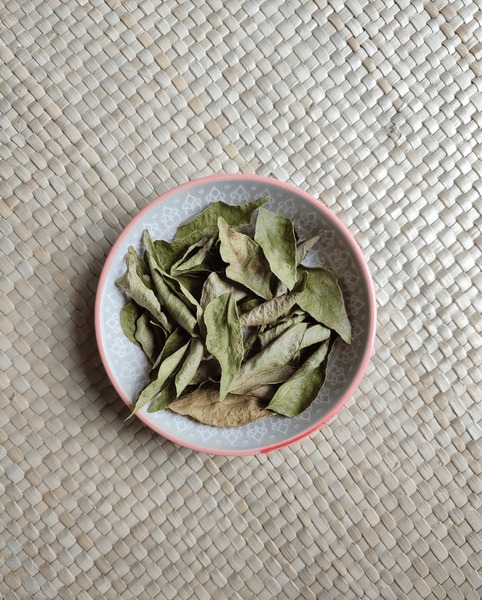dried curry leaves cooking isolated 600nw 2241341133.jpg