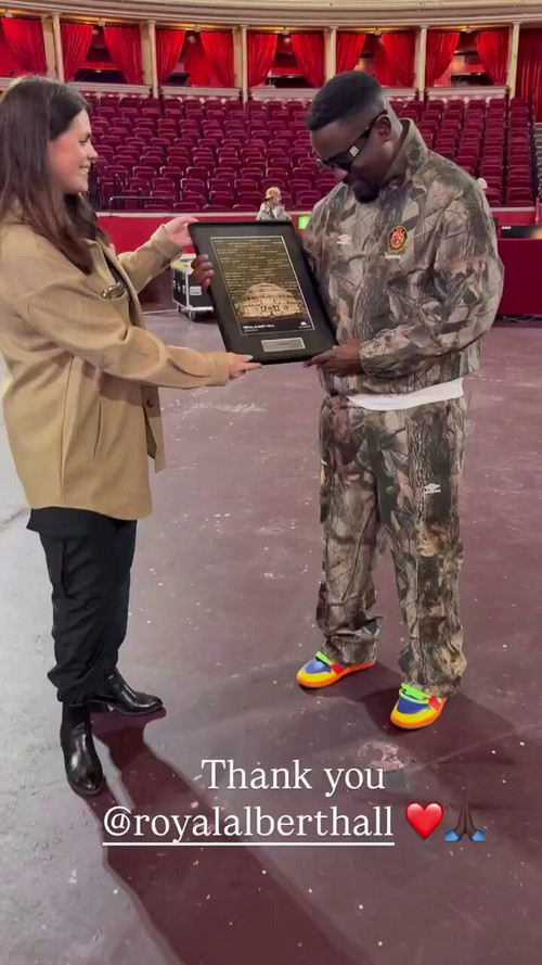 5r wNbE1VkvDuyFN.jpg