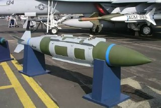 مصادر إعلامية:

- أمريكا توافق على "صفقة طارئة" مع الاحتلال بقيمة 151 مليون دولار، تشمل 12000 قنبلة صغيرة من طراز BLU-110A/B تزن 1000 رطل (حوالي نصف ط...