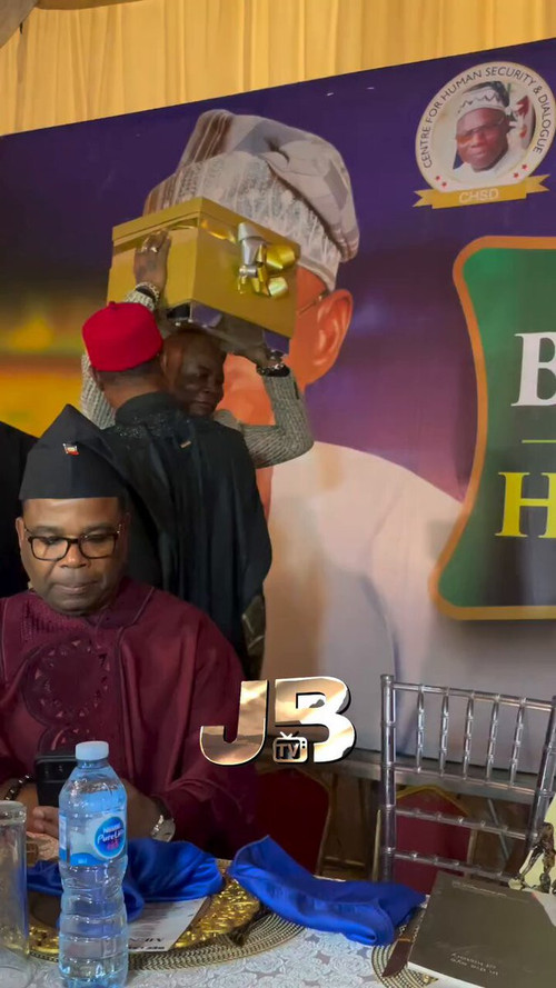 ERY1 baxaj6zMb S.jpg