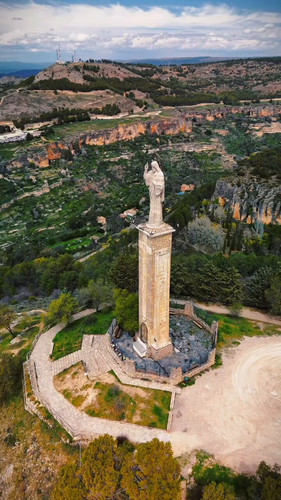 A7NFb UR1CTeC1Kn.jpg