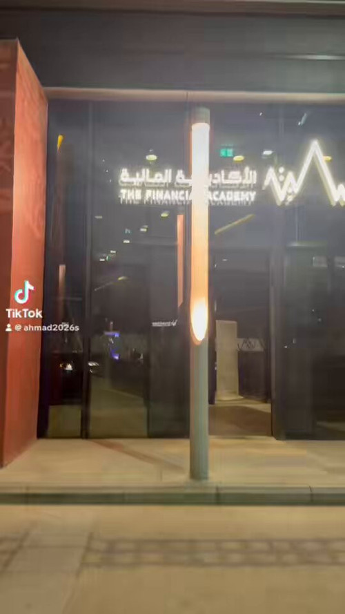 xRKIQA6IXOj 9k8v.jpg