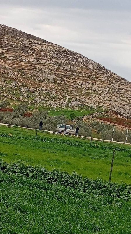 صورة | مستوطنون يغلقون المدخل الغربي لقرية المغير شمال شرق رام الله....
