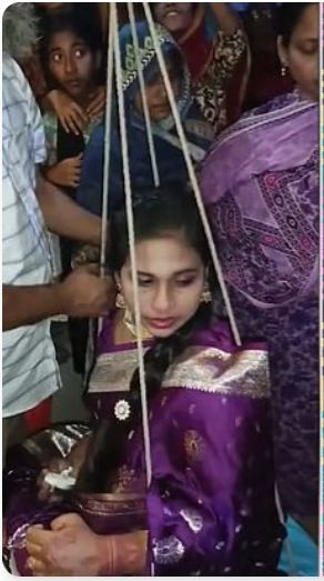 নাতনিকে পাল্লায় তুলে সমান ওজনের ধাতব মুদ্রা উপহার দিলেন নানা