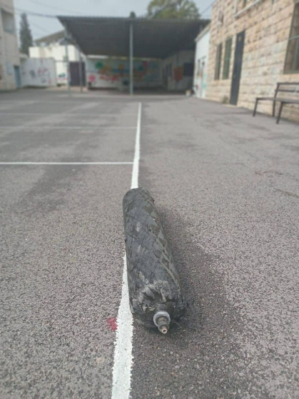 سقوط شظية صاروخ اعتراضي داخل ساحة مدرسة في بلدة رمانة غرب جنين...