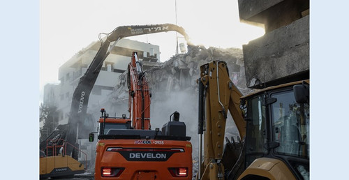 דחפורים עסוקים בפינונ ההריסות אחרי פגיעת טיל בתל אביב בתחילת מרץ. MstudioG Shutterstock.jpg