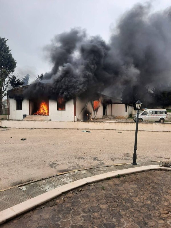 لحظة قصف طيران الاحتلال لنقطة الهيئة الصحية في محيط مستشفى بنت جبيل جنوب لبنان، ما أدى إلى ارتقاء مسعفين اثنين....