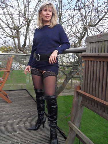 Lisa s'exhibe sur la terrasse à la vue des voisins 08.jpg