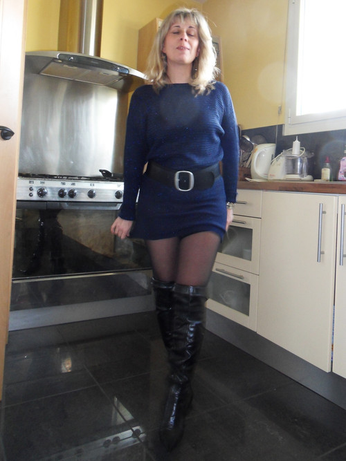 Lisa s'exhibe sur la terrasse à la vue des voisins 19