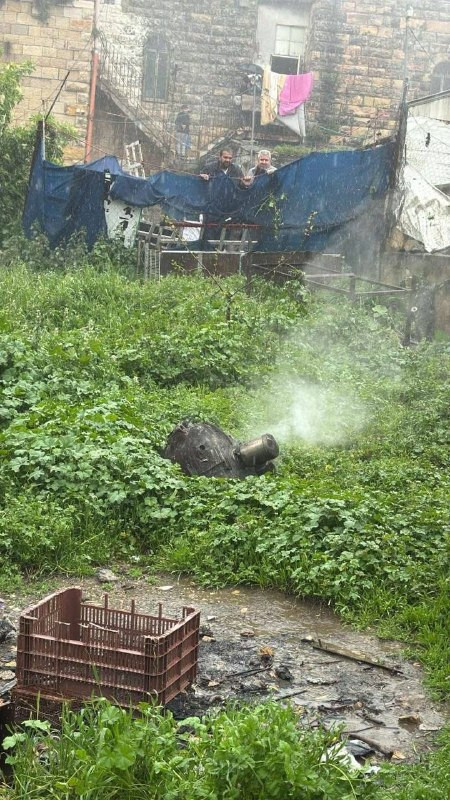 سقوط شظايا صاروخية في رام الله التحتا بعد إطلاق صاروخين من إيران....