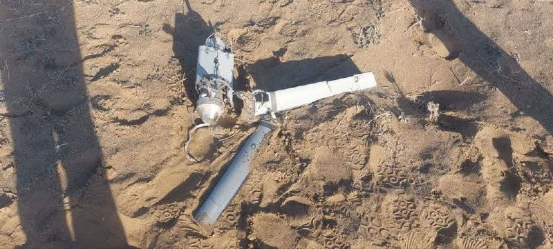 حطام مسيّرة إسرائيلية منخفضة الارتفاع من طراز «سباي لايت» بعد إسقاط إيران في المنطقة الصحراوية "آران وبيدكل"....