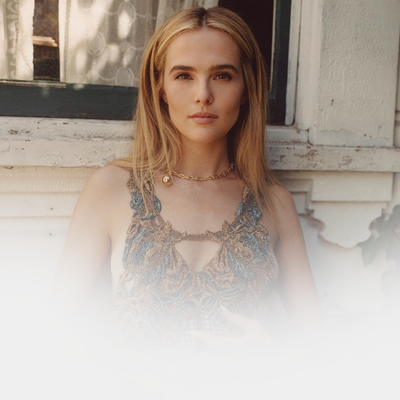 ZoeyDeutchIT03.png