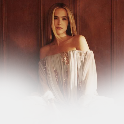 ZoeyDeutchIT05.png