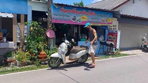 ถนนซาวบาท2.mp4.00 02 03 04.Still009.jpg