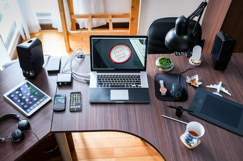 Office Table in Dubai keeps patients germ free..jpg